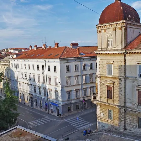 Lola App In City Center, 4+1 Pax Apartment