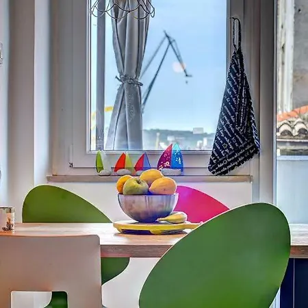 Lola App In City Center, 4+1 Pax