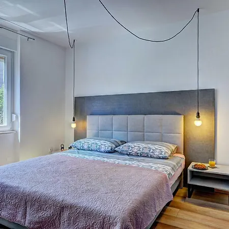 Lola App In City Center, 4+1 Pax *